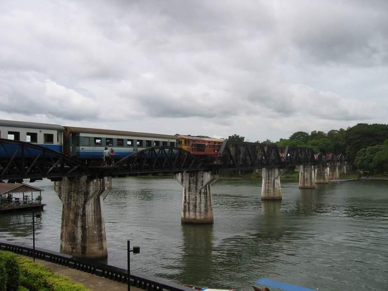 ablogs.thesitedoctor.co.uk_tim_img_Thailand_train_over_the_bridge.JPG