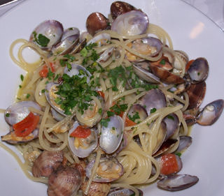 awww.thetravelzine.com_images2006_Spaghetti_alle_Vongole_Carmine.jpg