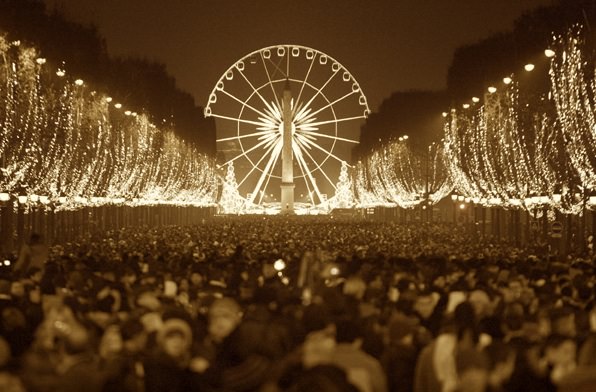 ahipparis.com_wp_content_uploads_2009_12_crowd_and_ferris_wheel_sepia1.jpg