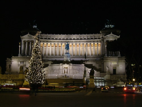 awww.romaeasy.it_wp_content_uploads_2011_12_albero_a_piazza_venezia.jpg