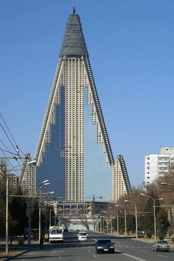 awww.brasilevacanze.net_public_news_Ryugyong_20Hotel_Corea.jpg