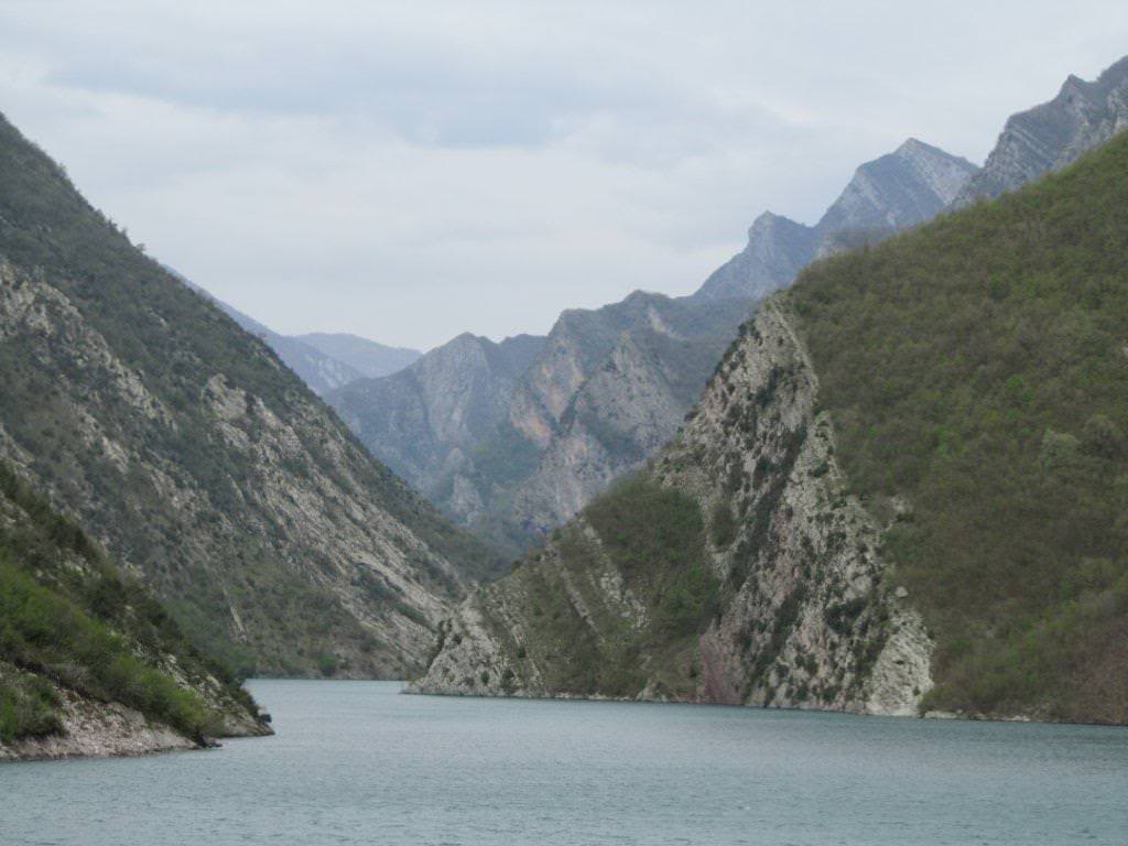 ai975.photobucket.com_albums_ae236_galat2000_WEST_20BALKANS_ALBANIA_20__20LAKE_20KOMAN_03_92.jpg