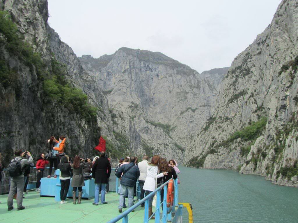 ai975.photobucket.com_albums_ae236_galat2000_WEST_20BALKANS_ALBANIA_20__20LAKE_20KOMAN_03_120.jpg