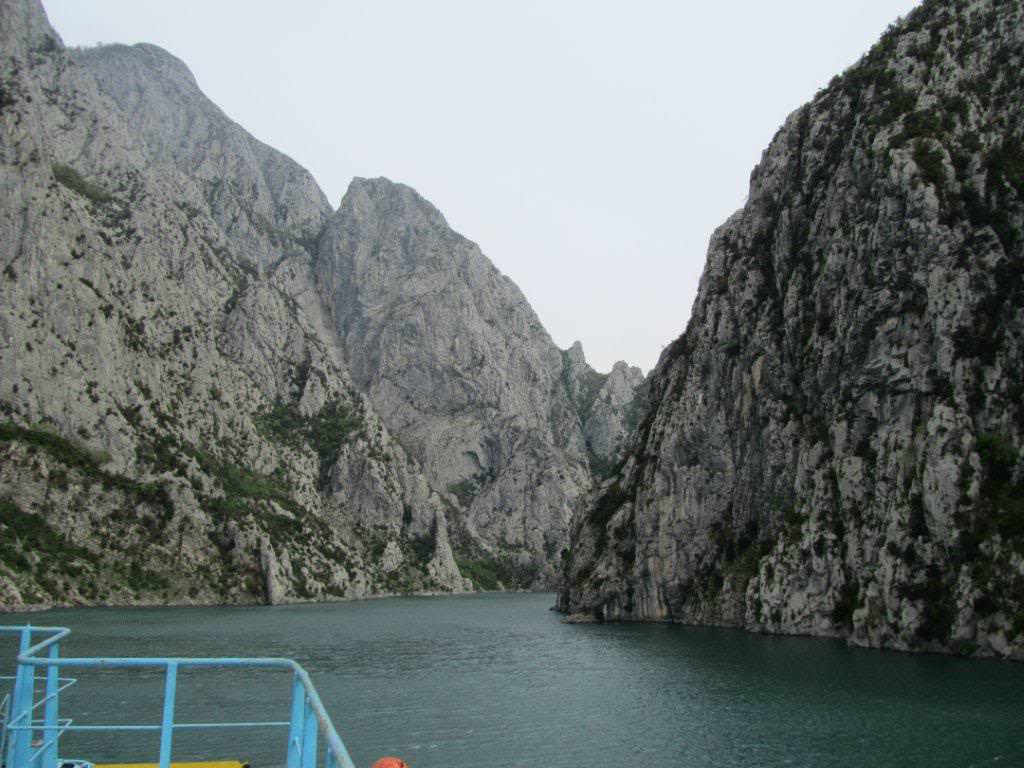 ai975.photobucket.com_albums_ae236_galat2000_WEST_20BALKANS_ALBANIA_20__20LAKE_20KOMAN_03_96.jpg