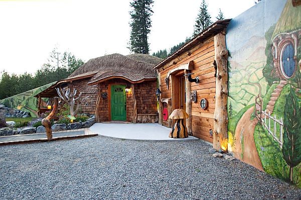 aperierga.gr_wp_content_uploads_2011_08_hobbit_house_1.jpg