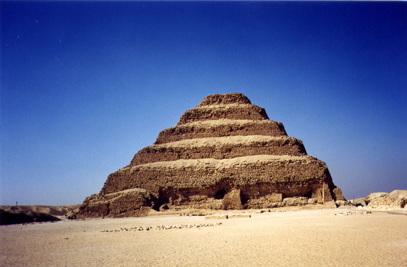 aupload.wikimedia.org_wikipedia_commons_9_9b_Saqqara.jpg