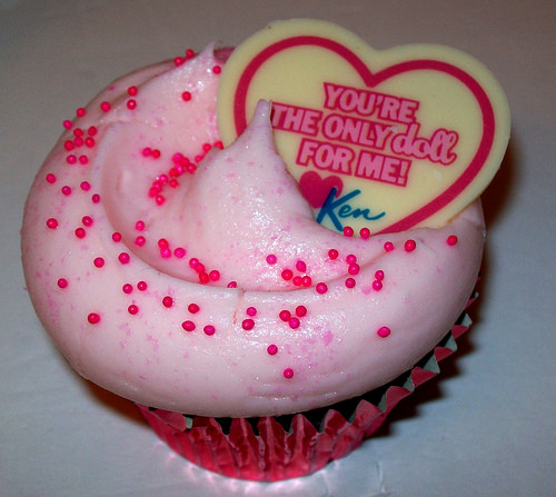 awww.thecupcakeblog.com_wp_content_uploads_2011_01_Youre_the_Only_Doll_for_Me_Valentines_Cupcake.jpg