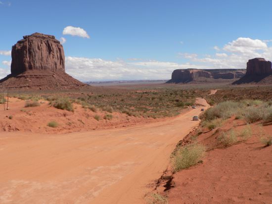 aimages.travelpod.com_users_penguinx_sw_usa_2007.1190598120.monument_valley___drive_thru.jpg