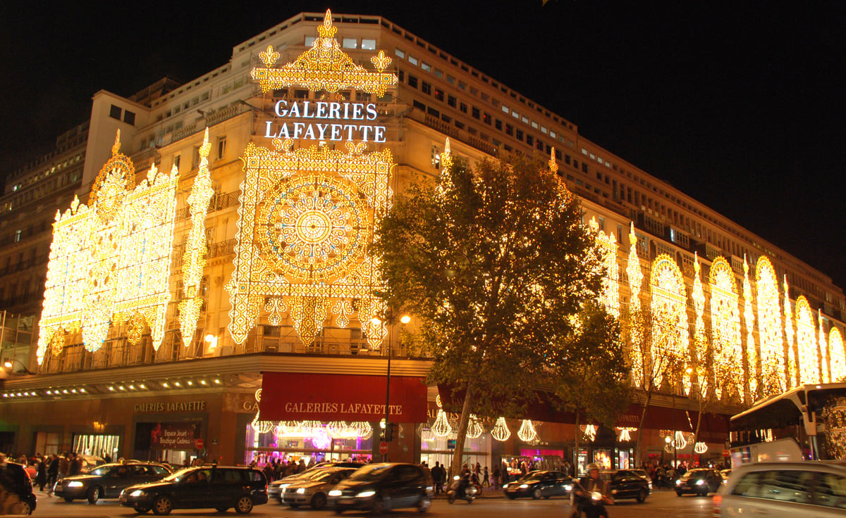 abrandondarnell.files.wordpress.com_2012_11_galeries_lafayette_at_christmas_01.jpg