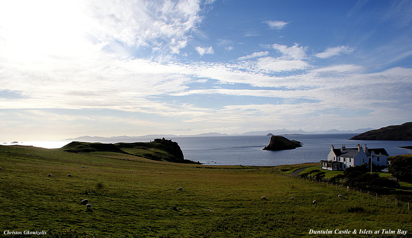 DSC03202 Duntulm Castle k Islets at Tulm Bay.jpg