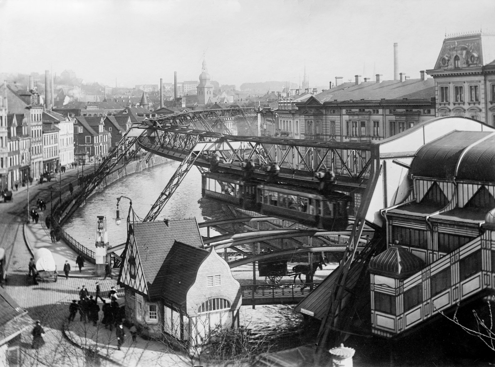 Wuppertaler_Schwebebahn_c1913_LOC_03961u.jpg