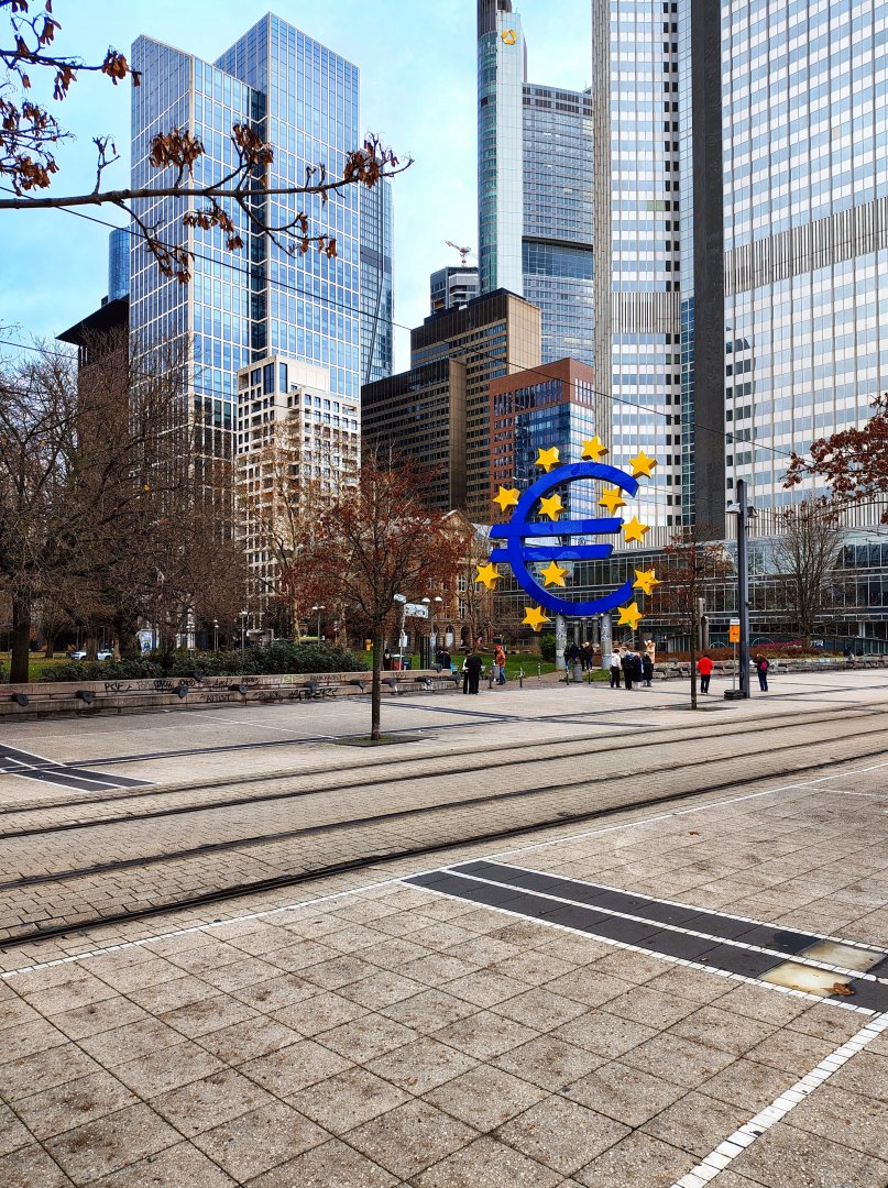 Frankfurt - Willy Brandt Platz 01 (Euro Skulptur).jpg