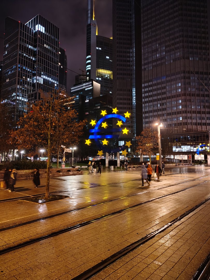 Frankfurt - Willy Brandt Platz 04 (Euro Skulptur).jpg