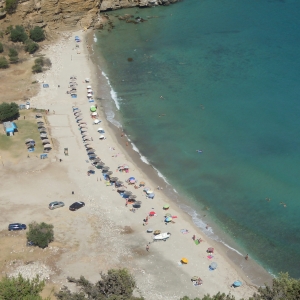 Το πράσινο και το γαλάζιο σε μια ερωτική αρμονία που θα απολαύσεις περισσότερο κάνοντας camping όταν θα έχουν φύγει οι περισσότεροι.