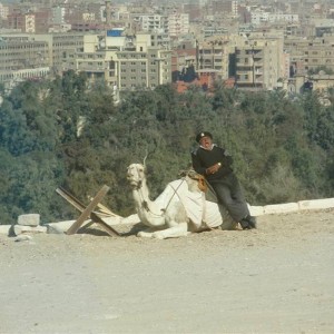 Χσμούρημα με φόντο τη σύγχρονη Γκίζα