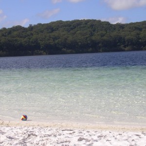 Η μπάλα μας στη λίμνη Birrabeen, Fraser Island