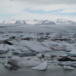 Η λίμνη Jokulsarlon στα πόδια του παγετώνα Vatnajokul