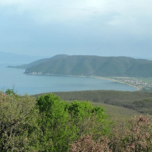 προς εθνικό πάρκο Galicica - άποψη της λίμνης Πρέσπας