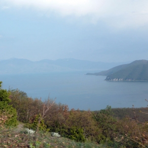 προς εθνικό πάρκο Galicica - άποψη της λίμνης Πρέσπας