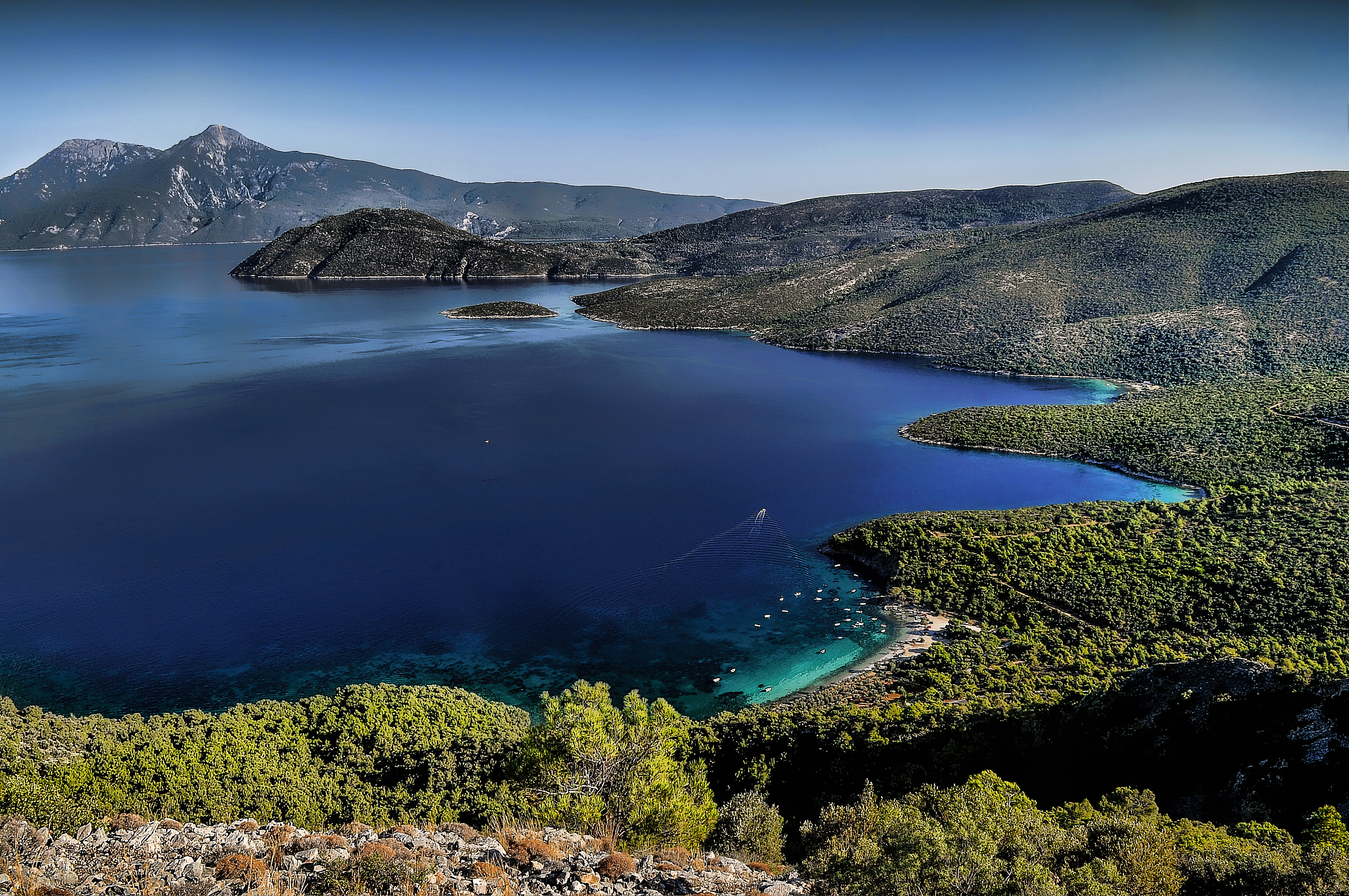 Βορειοανατολική Σάμος, στον δρόμο για το μοναστήρι της Ζωοοδόχου Πηγής. Στο βάθος τα Τουρκικά παράλια...