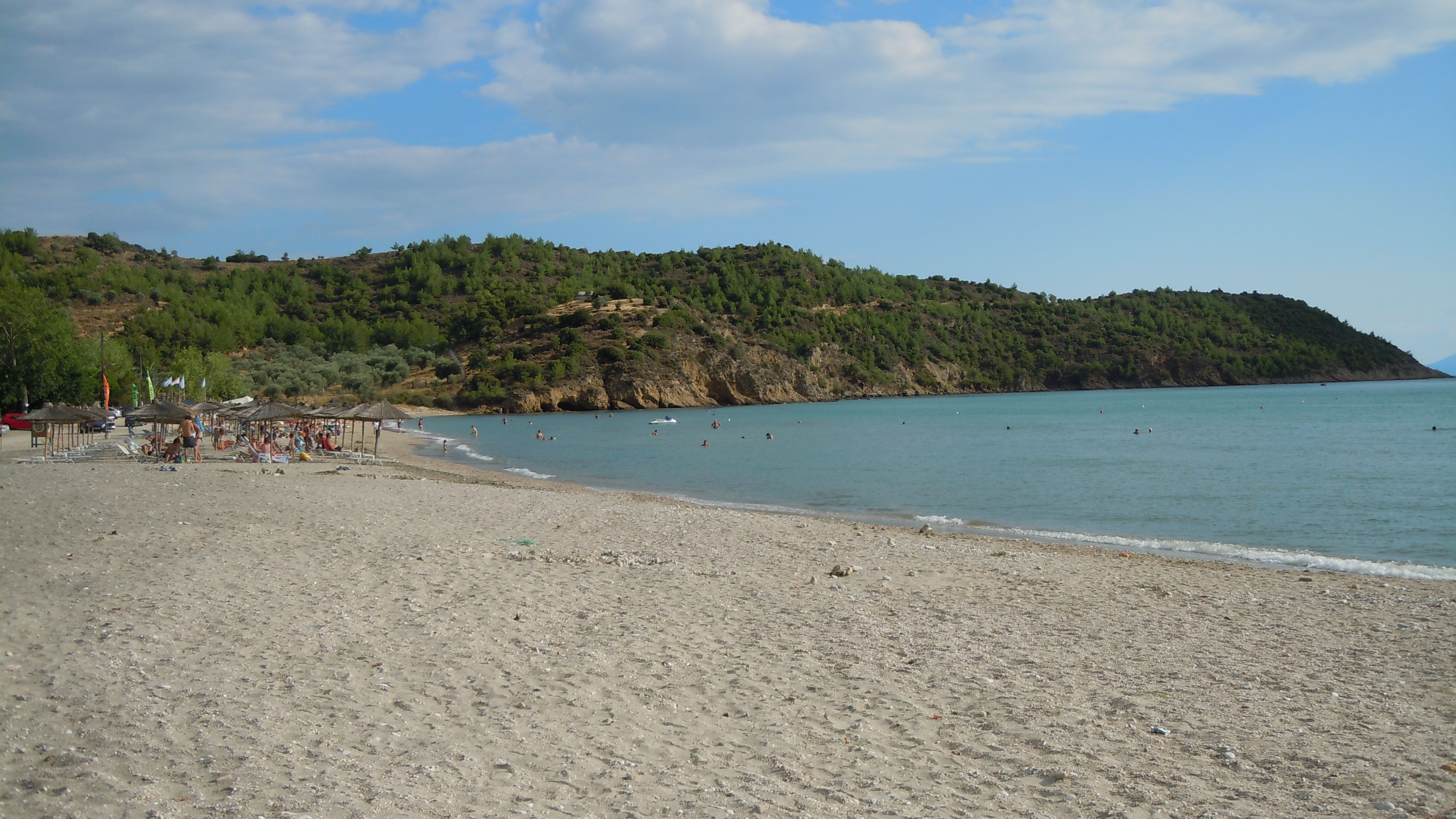 Ειδυλλιακή με τα δέντρα να φτάνουν σχεδόν μέχρι τη θάλασσα.