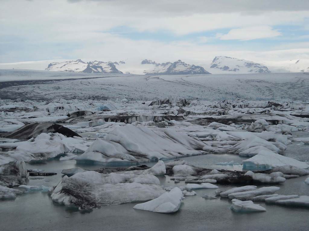 Η λίμνη Jokulsarlon στα πόδια του παγετώνα Vatnajokul