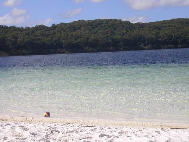 Η μπάλα μας στη λίμνη Birrabeen, Fraser Island