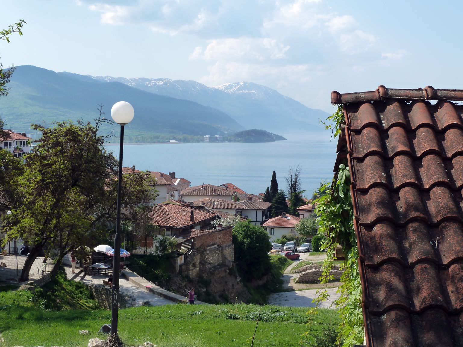 Η παλιά πόλη της Οχρίδας με θέα την λίμνη