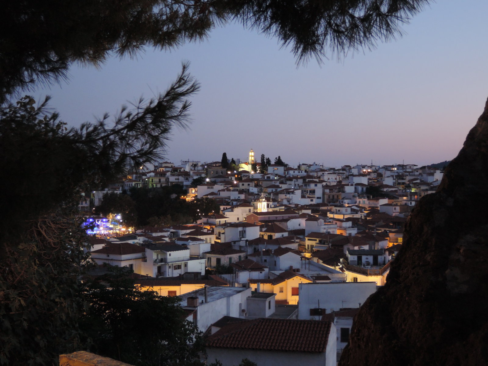 Θέα από το εκκλησάκι στο λόφο