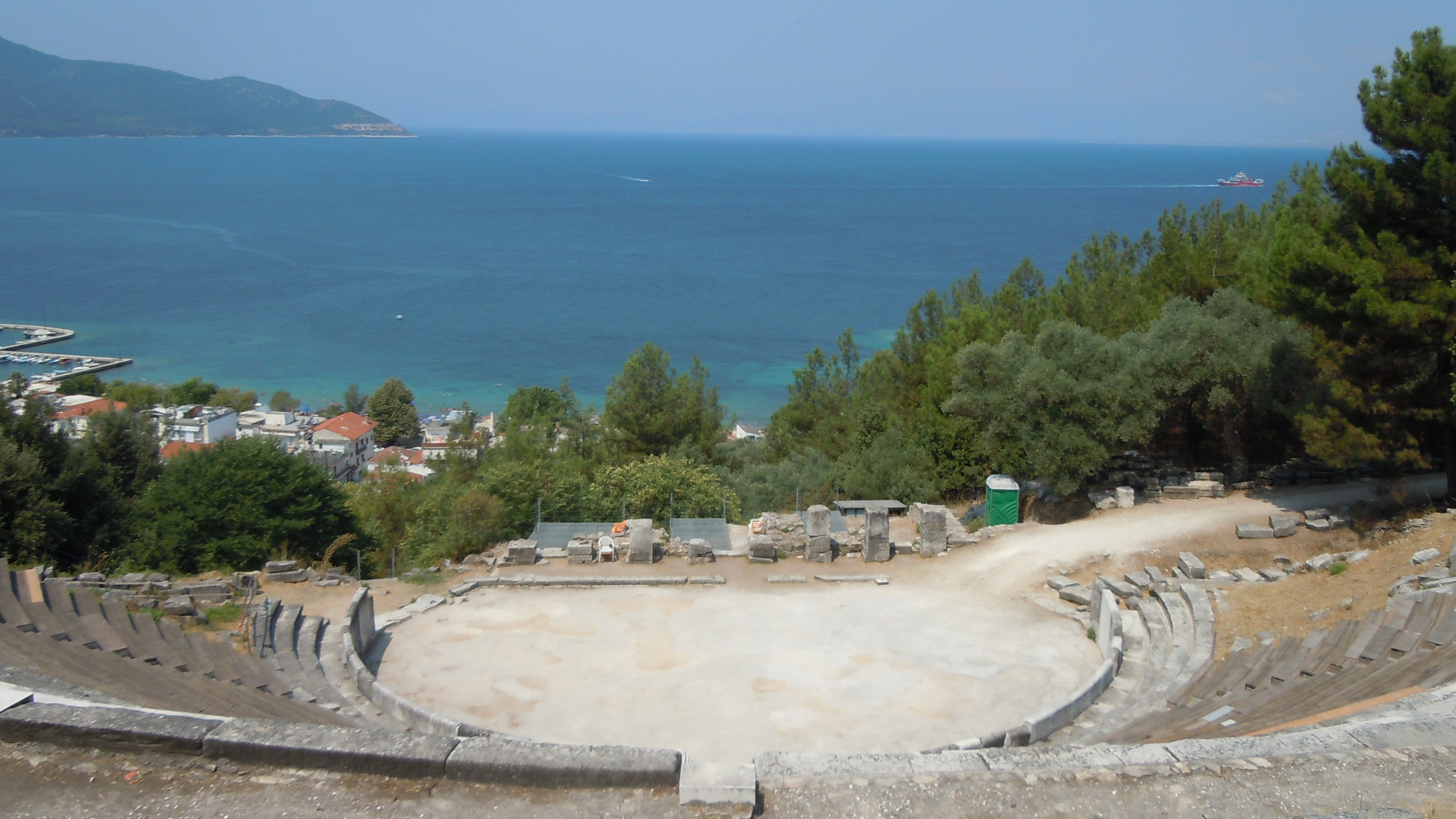 Και η βραδιά κλείνει στον Λιμένα με μια απολαυστική παράσταση στο καλοδιατηρημένο Αρχαίο Θέατρο.