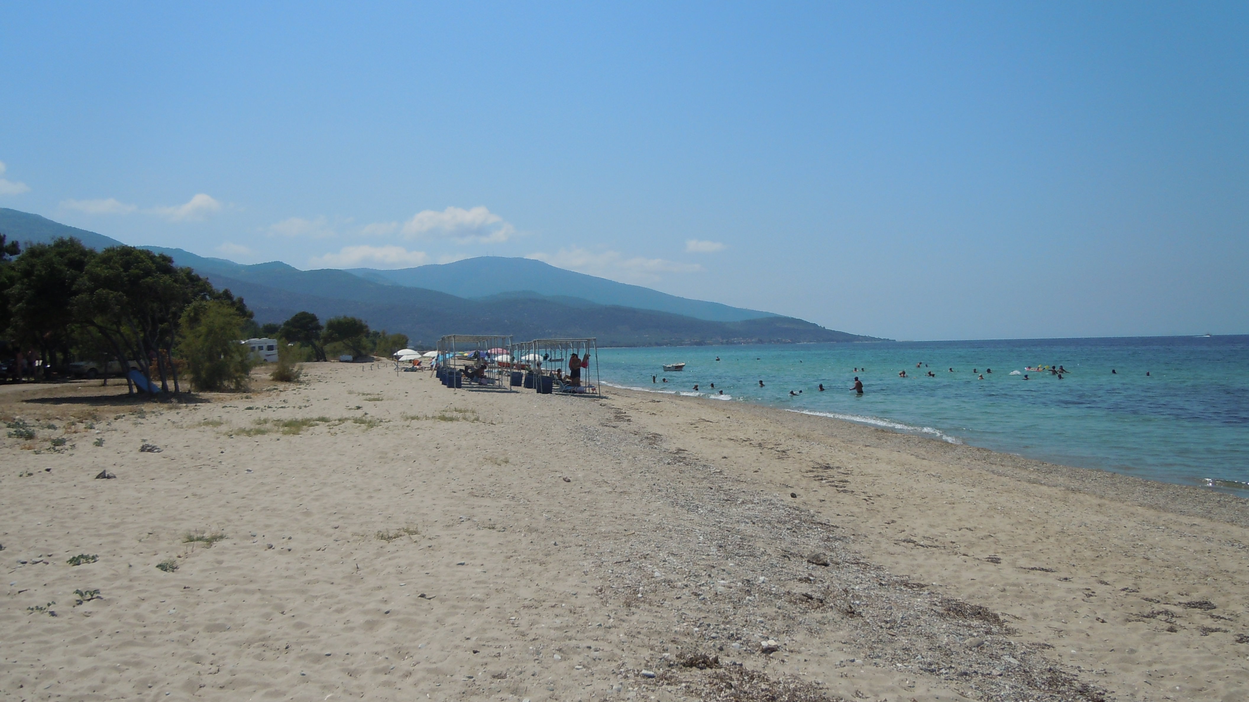 Μπορείς να βρεις και δροσιά κάτω από τη σκιά των δέντρων που εκτείνονται μέχρι το κύμα.