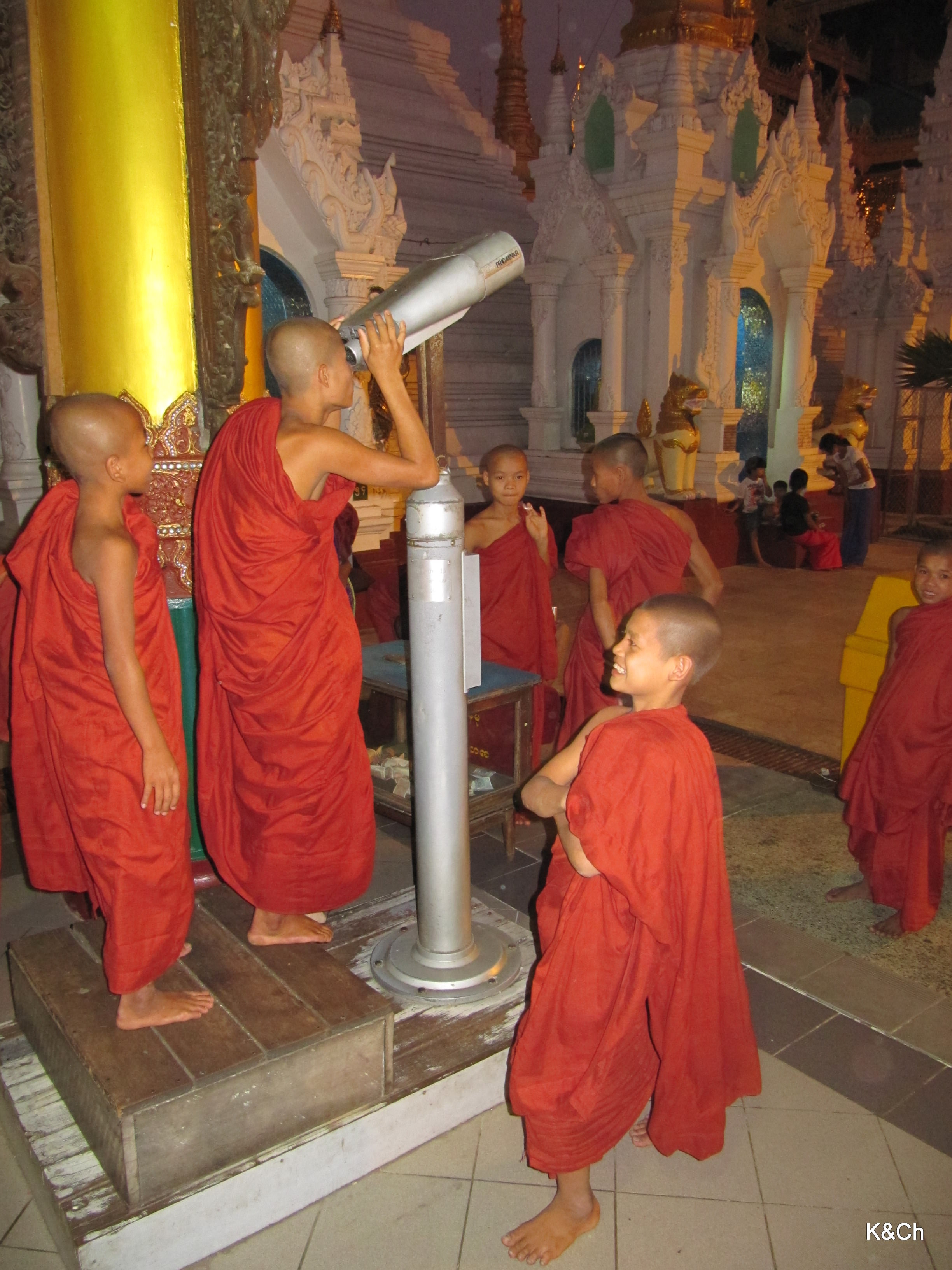 Οι μικροί μοναχοί παρατηρούν τα αστέρια.
