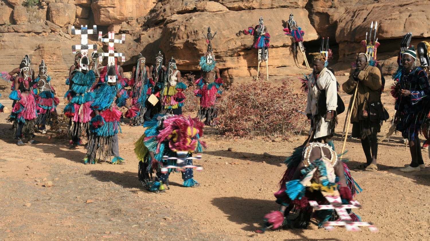 Ο χορός των μασκών.
Xώρα των Dogon (UNESCO)