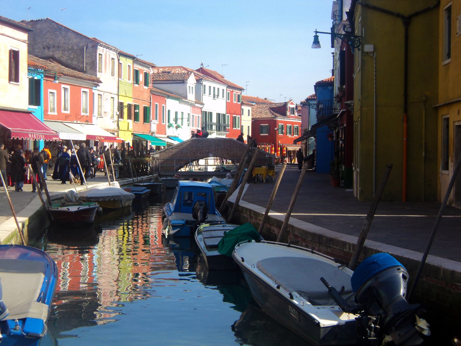 Στο γραφικό και χρωματιστό Burano