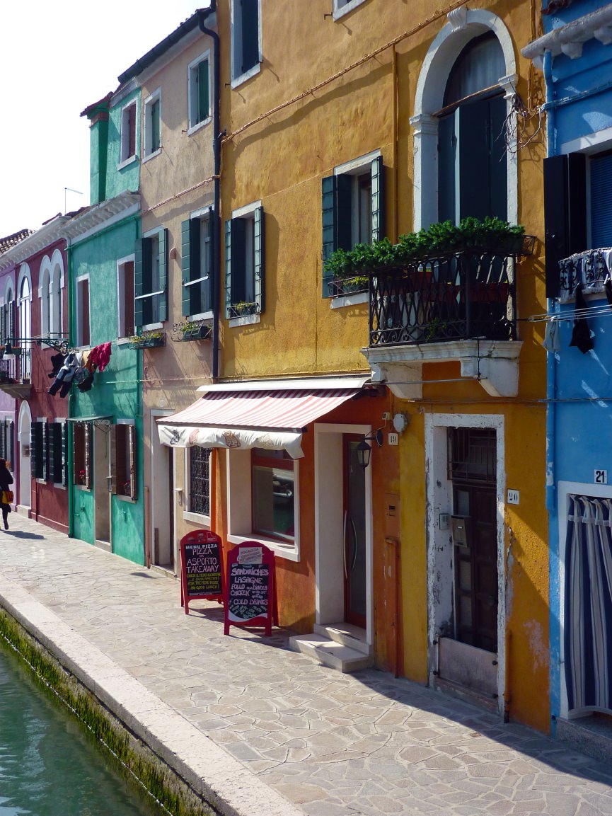 Στο γραφικό και χρωματιστό Burano