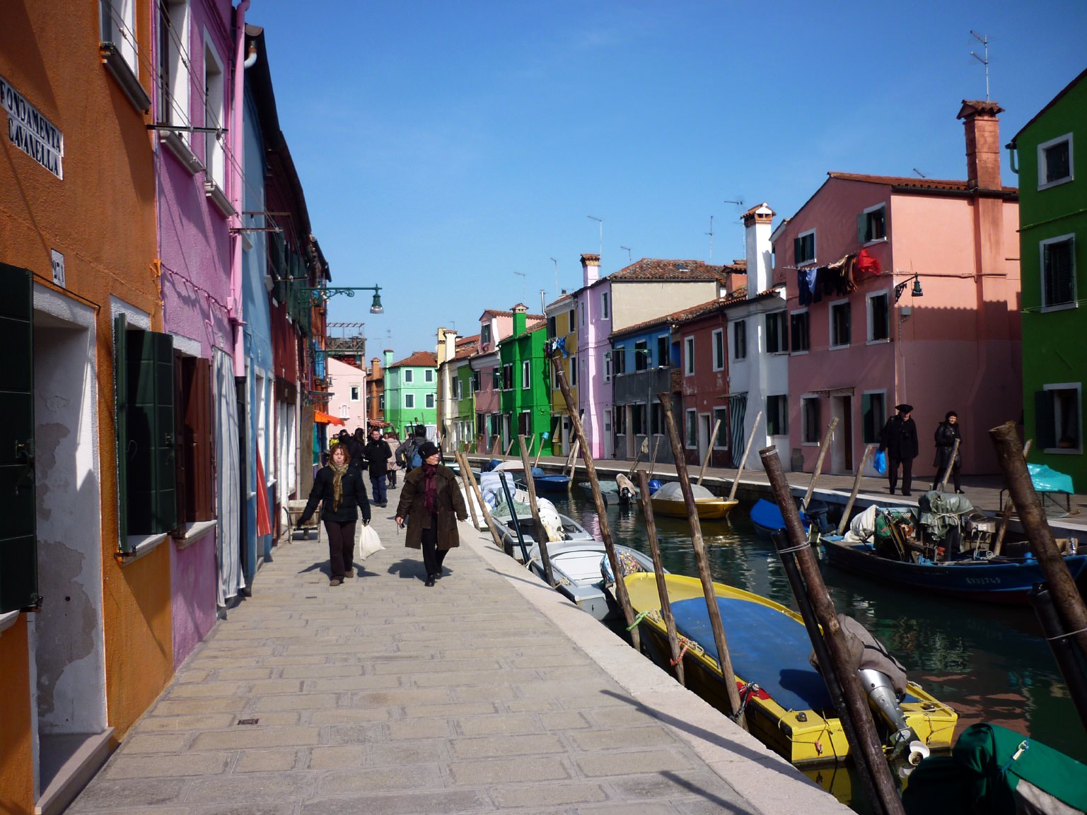 Στο γραφικό και χρωματιστό Burano