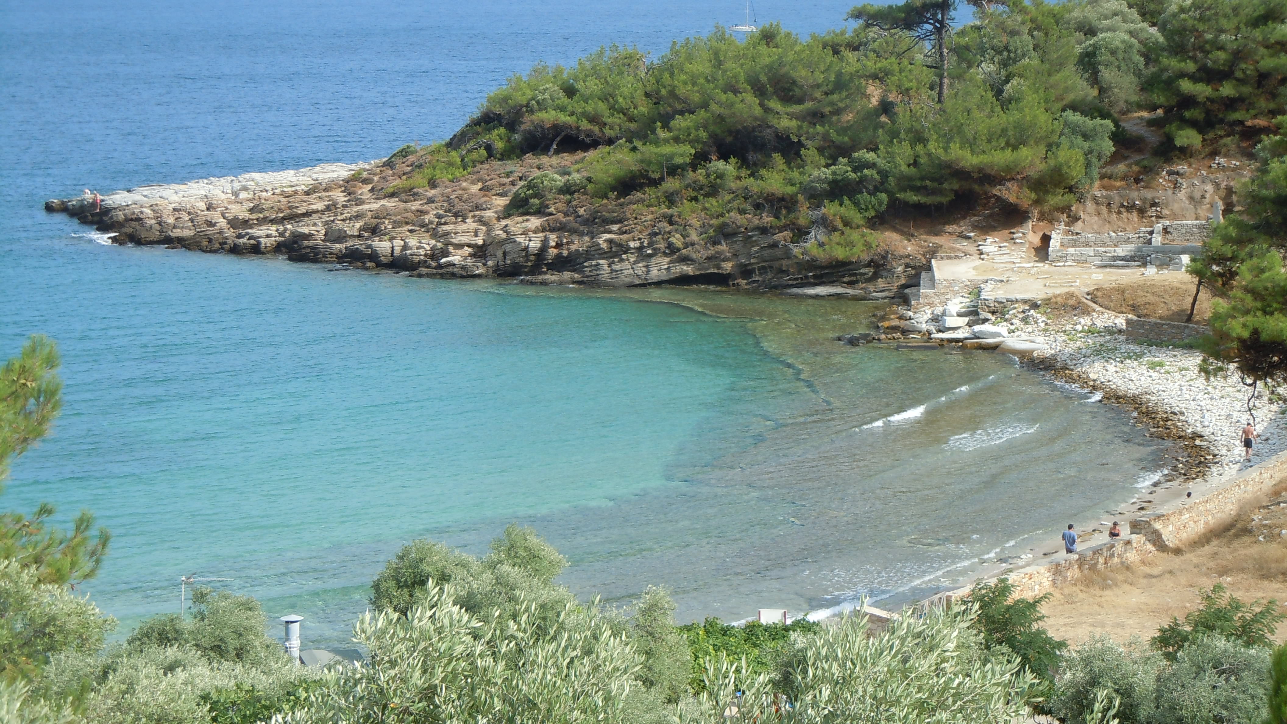 Τα σημάδια της Αρχαίας Αλικής σε κάνουν να νιώθεις ότι κολυμπάς δίπλα στους Αρχαίους μας προγόνους.