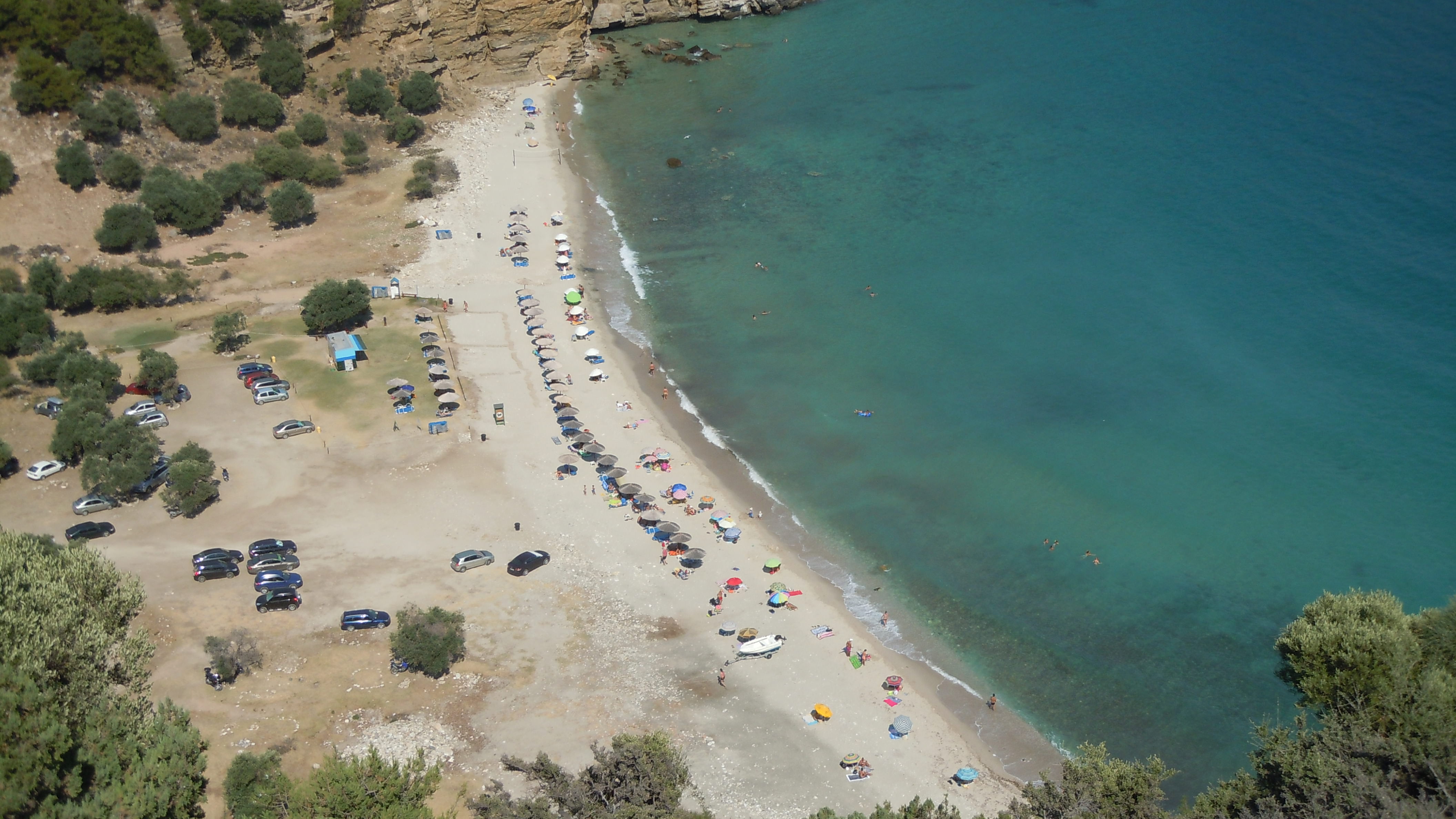 Το πράσινο και το γαλάζιο σε μια ερωτική αρμονία που θα απολαύσεις περισσότερο κάνοντας camping όταν θα έχουν φύγει οι περισσότεροι.