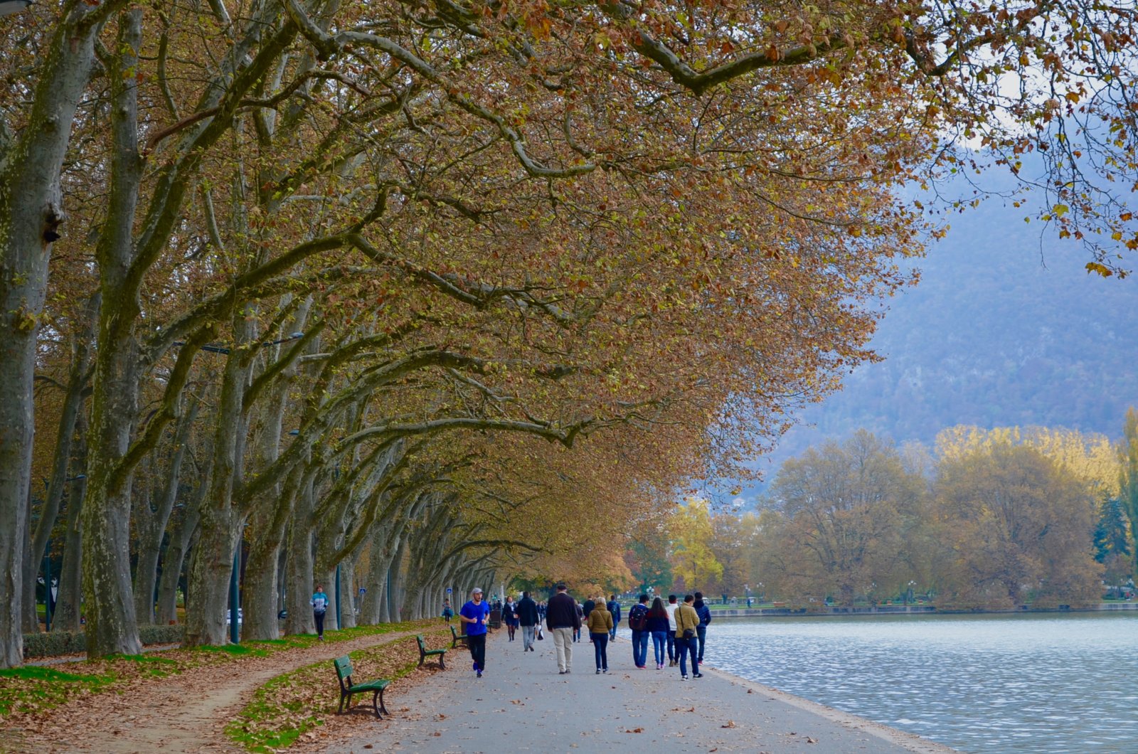 Φθινοπωρινά χρώματα στις όχθες της λίμνης Annecy