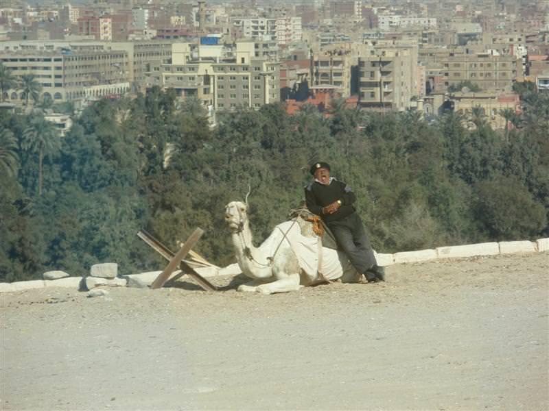 Χσμούρημα με φόντο τη σύγχρονη Γκίζα