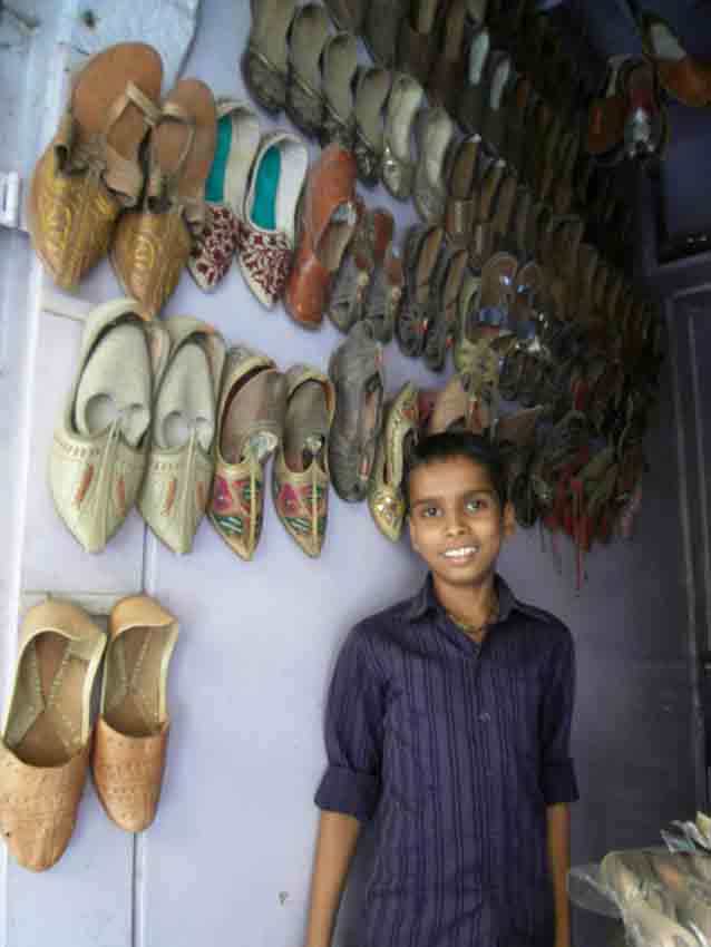 παιδακι σε μαγαζι με χειροποιητα παπουτσια, Jodhpur