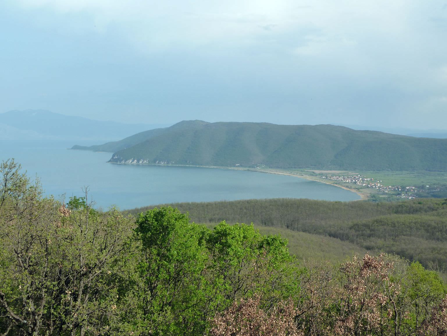 προς εθνικό πάρκο Galicica - άποψη της λίμνης Πρέσπας