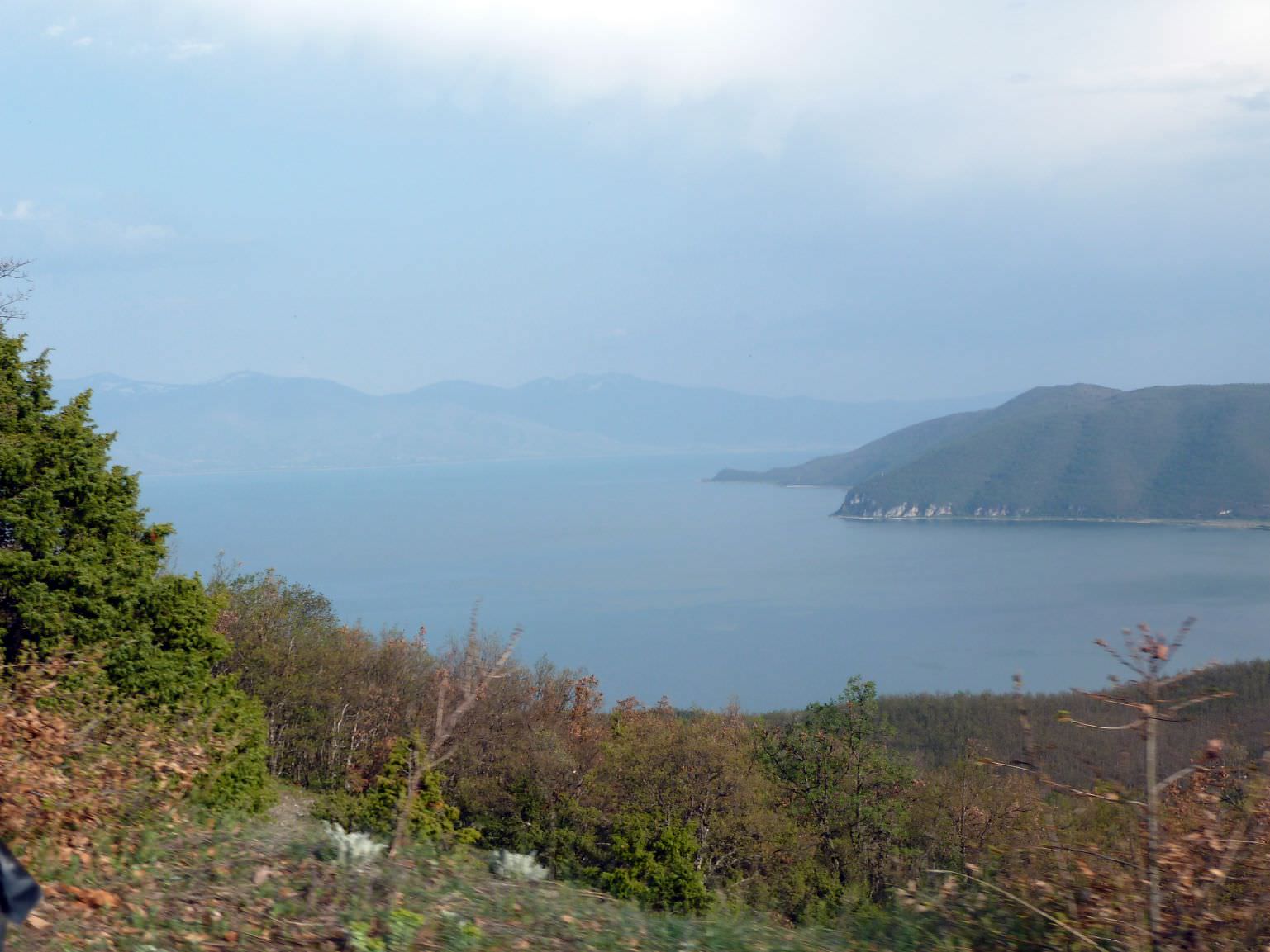 προς εθνικό πάρκο Galicica - άποψη της λίμνης Πρέσπας