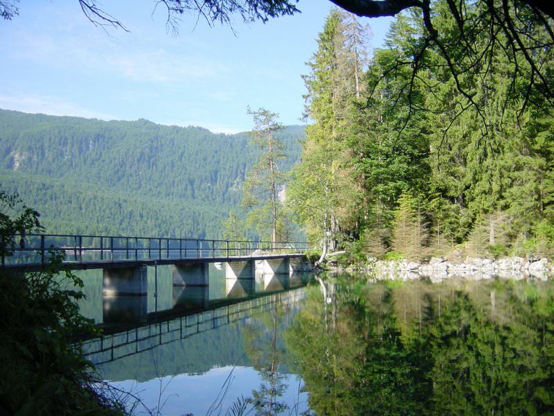 003 The hikingtrail around the lake Eibsee is about 7 km long