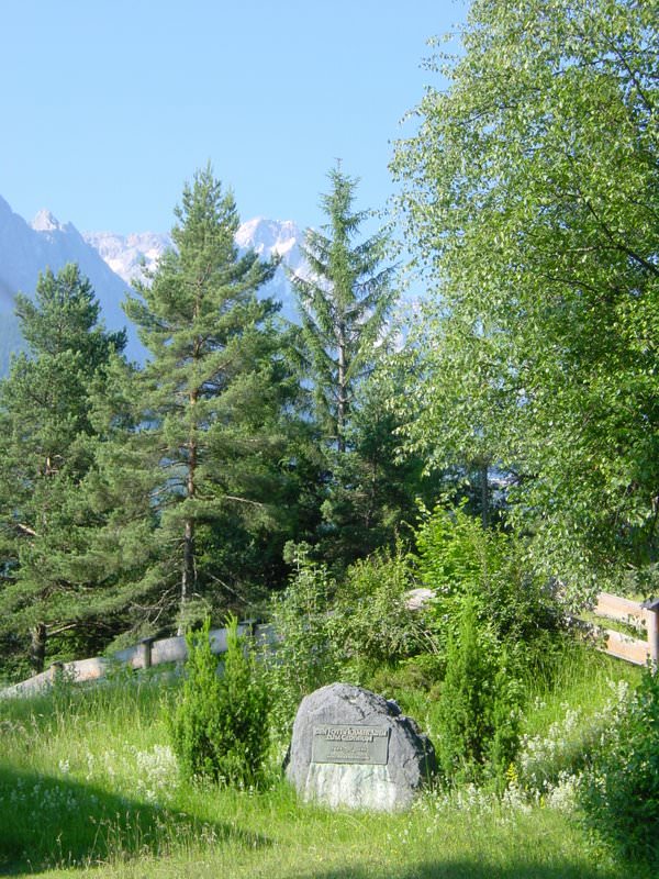 006 The Hohenrain plateau with the Zugspitze in the background