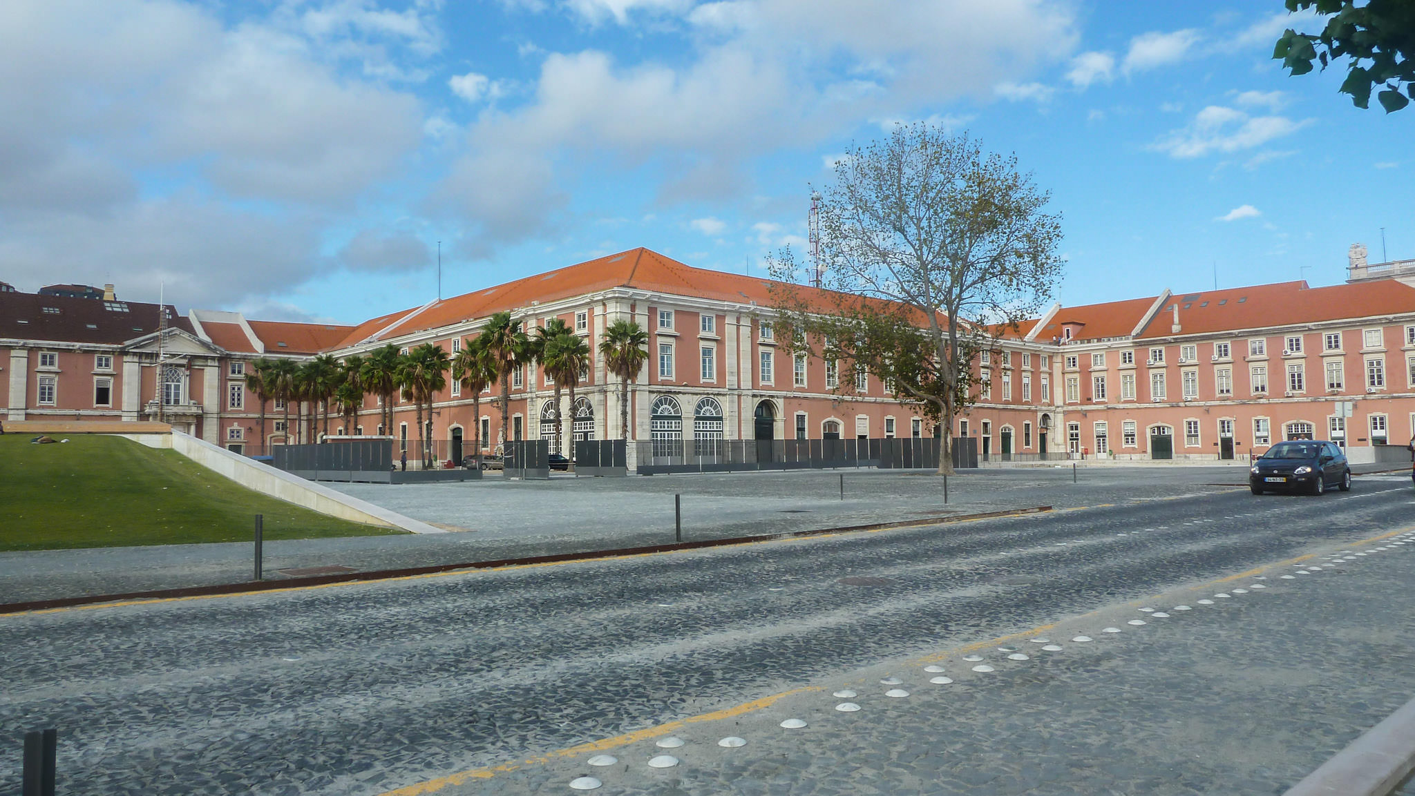 Avenida Ribeira das Naus