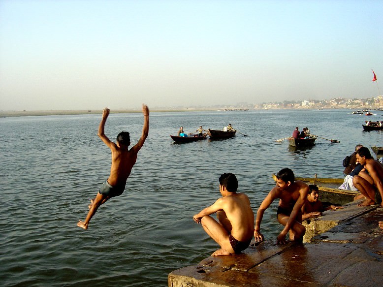 Bathing in Ganges (India, Varanasi)