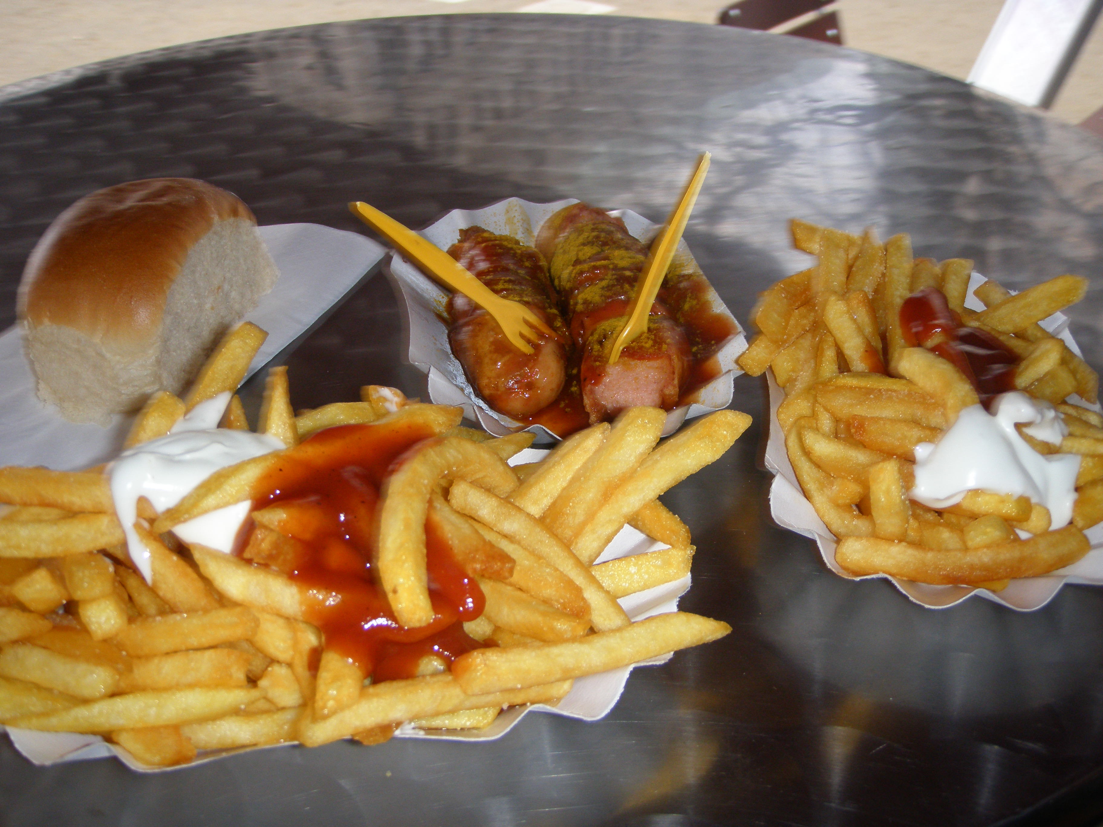 Currywurst und Pommes Frites