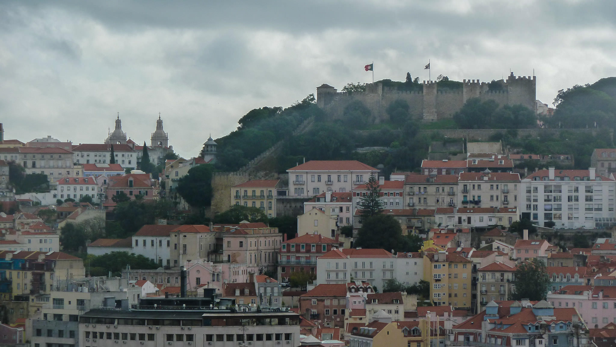 Fom Miradouro de São Pedro de Alcântara - Jardim António Nobr