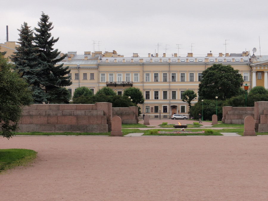 MONUMENT TO THE HEROES OF THE REVOLUTION